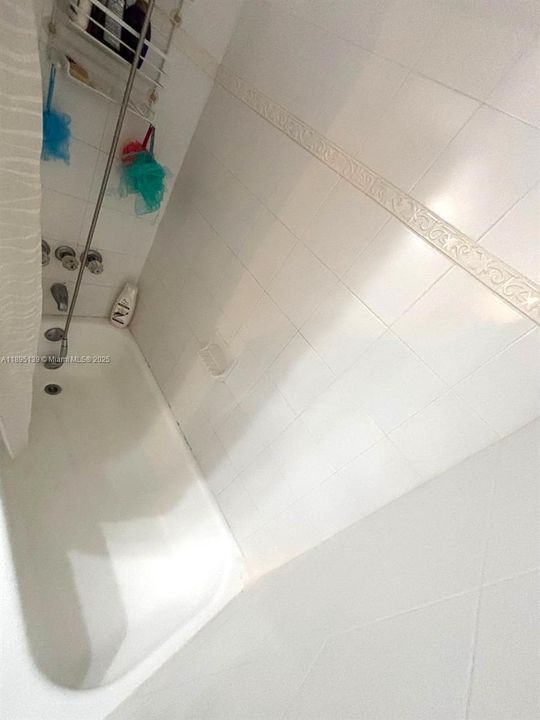 Под контрактом: $240,000 (2 спален, 1 ванн, 770 Квадратных фут)