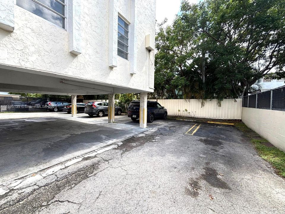 Под контрактом: $240,000 (2 спален, 1 ванн, 770 Квадратных фут)