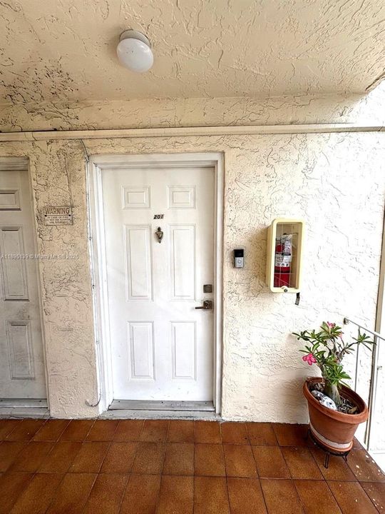 Под контрактом: $240,000 (2 спален, 1 ванн, 770 Квадратных фут)