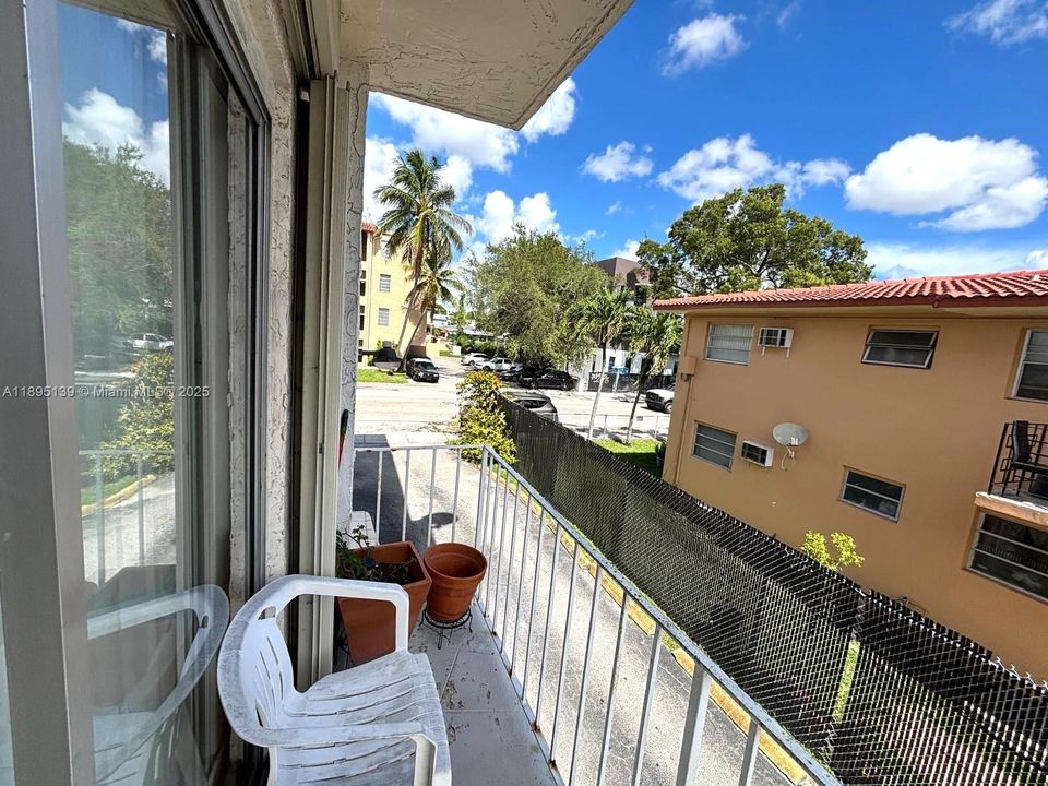 Под контрактом: $240,000 (2 спален, 1 ванн, 770 Квадратных фут)