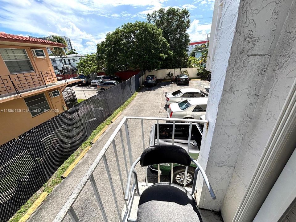 Под контрактом: $240,000 (2 спален, 1 ванн, 770 Квадратных фут)