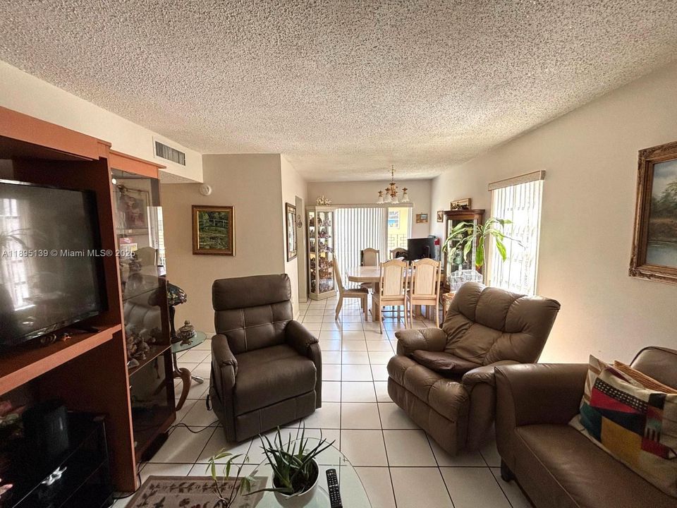 Под контрактом: $240,000 (2 спален, 1 ванн, 770 Квадратных фут)