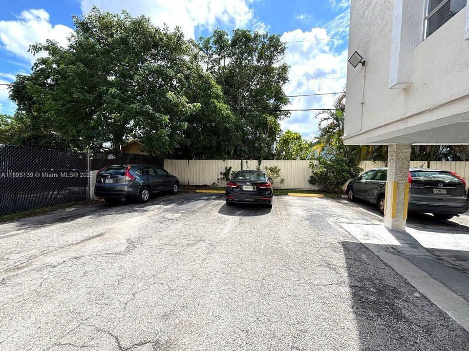 Под контрактом: $240,000 (2 спален, 1 ванн, 770 Квадратных фут)