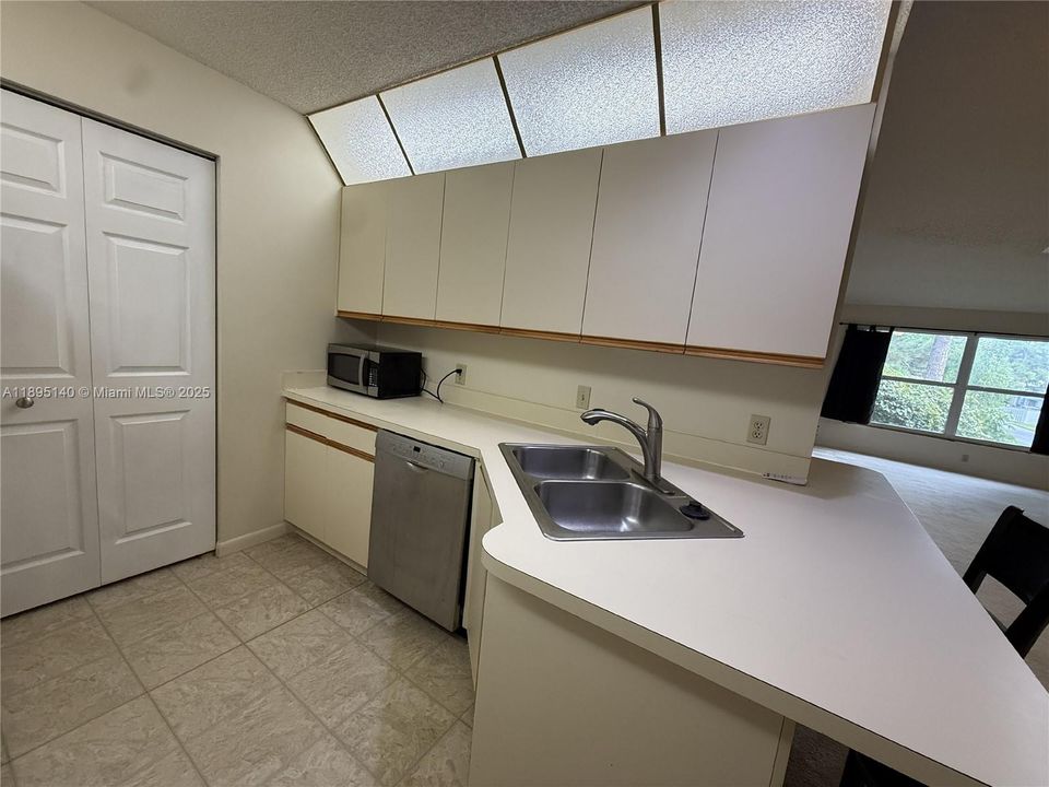 出租: $2,000 (2 贝兹, 2 浴室, 1117 平方英尺)