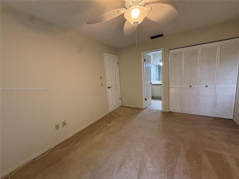 出租: $2,000 (2 贝兹, 2 浴室, 1117 平方英尺)