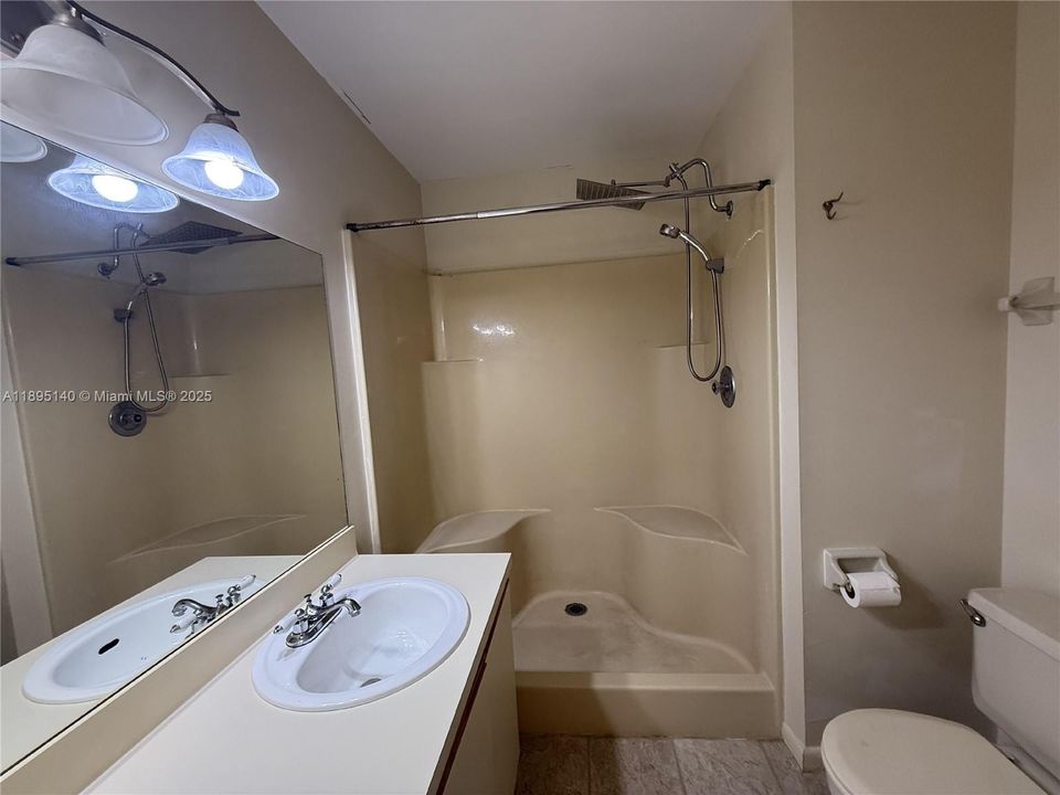 出租: $2,000 (2 贝兹, 2 浴室, 1117 平方英尺)