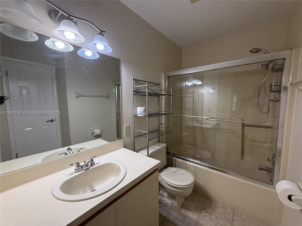 出租: $2,000 (2 贝兹, 2 浴室, 1117 平方英尺)