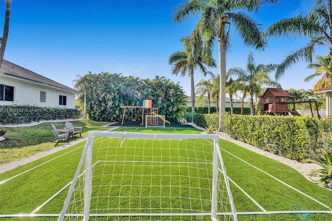 For Sale: $2,480,000 (6 beds, 5 baths, 4133 Square Feet)