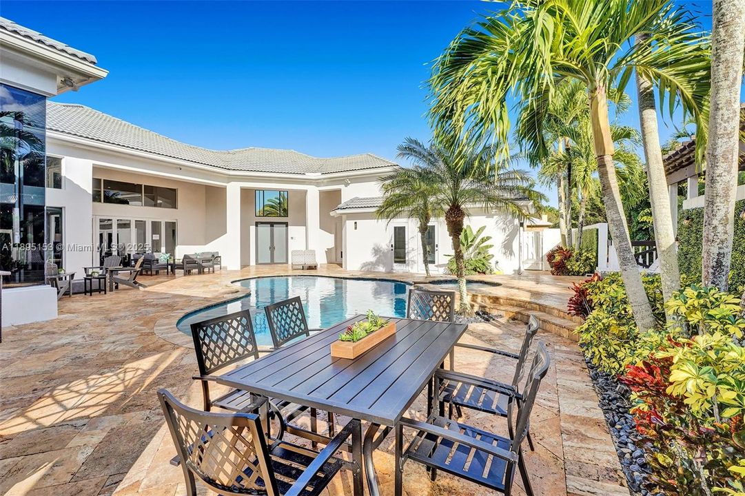 For Sale: $2,480,000 (6 beds, 5 baths, 4133 Square Feet)