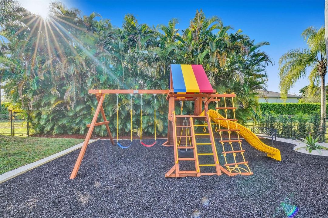 For Sale: $2,480,000 (6 beds, 5 baths, 4133 Square Feet)