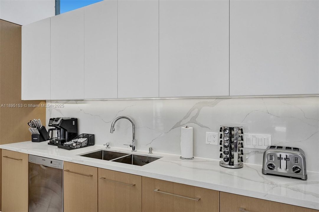 For Sale: $2,480,000 (6 beds, 5 baths, 4133 Square Feet)