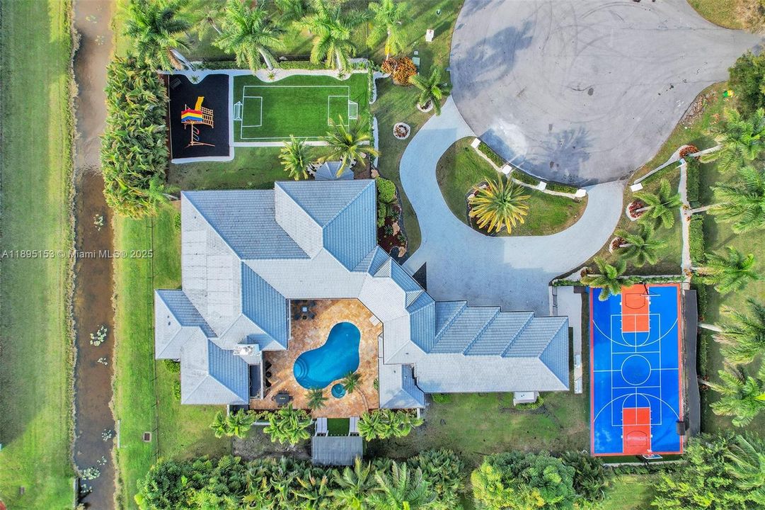 For Sale: $2,480,000 (6 beds, 5 baths, 4133 Square Feet)