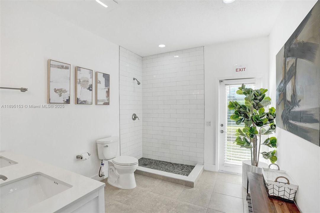 For Sale: $2,480,000 (6 beds, 5 baths, 4133 Square Feet)