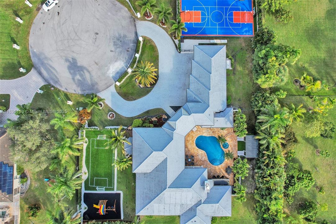 For Sale: $2,480,000 (6 beds, 5 baths, 4133 Square Feet)