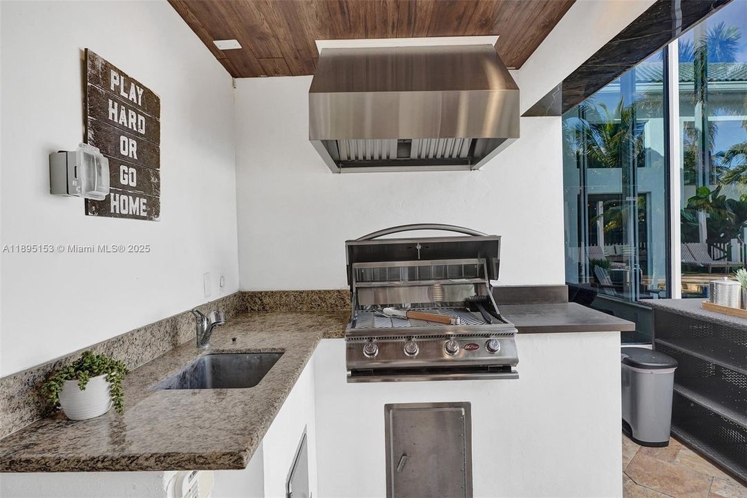 For Sale: $2,480,000 (6 beds, 5 baths, 4133 Square Feet)