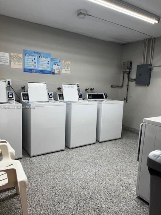 COMMUNITY LAUNDRYROOM