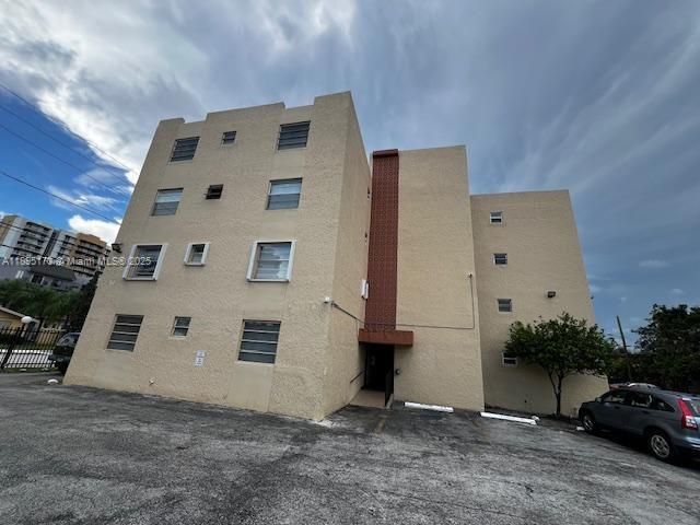 4 STORY BUILDING IN GRESAT LITTLE HAVANA AREA