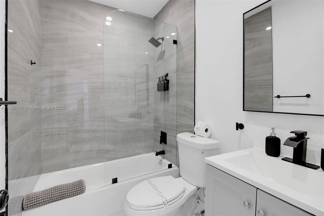 出租: $6,500 (5 贝兹, 4 浴室, 2094 平方英尺)