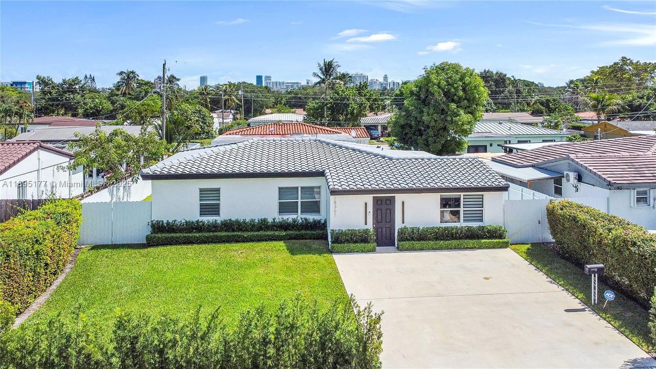 出租: $6,500 (5 贝兹, 4 浴室, 2094 平方英尺)