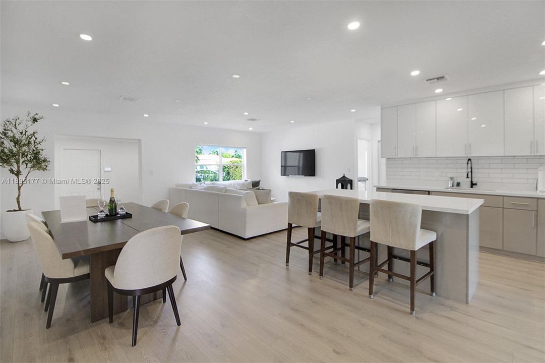 出租: $6,500 (5 贝兹, 4 浴室, 2094 平方英尺)