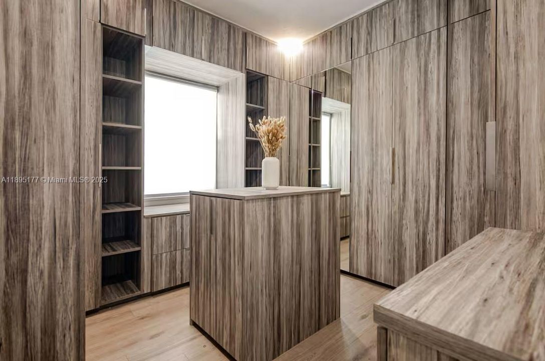 出租: $6,500 (5 贝兹, 4 浴室, 2094 平方英尺)