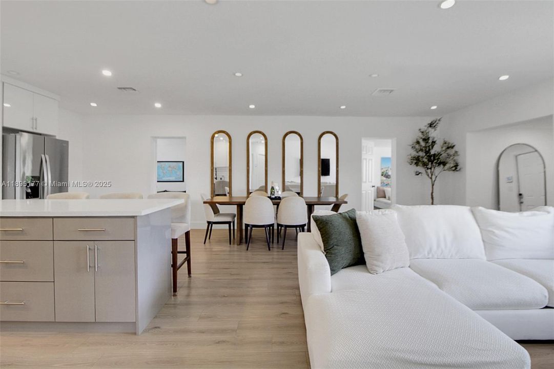 出租: $6,500 (5 贝兹, 4 浴室, 2094 平方英尺)