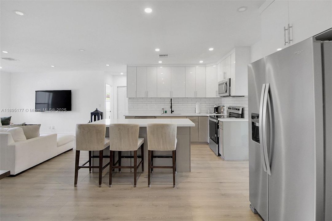 出租: $6,500 (5 贝兹, 4 浴室, 2094 平方英尺)