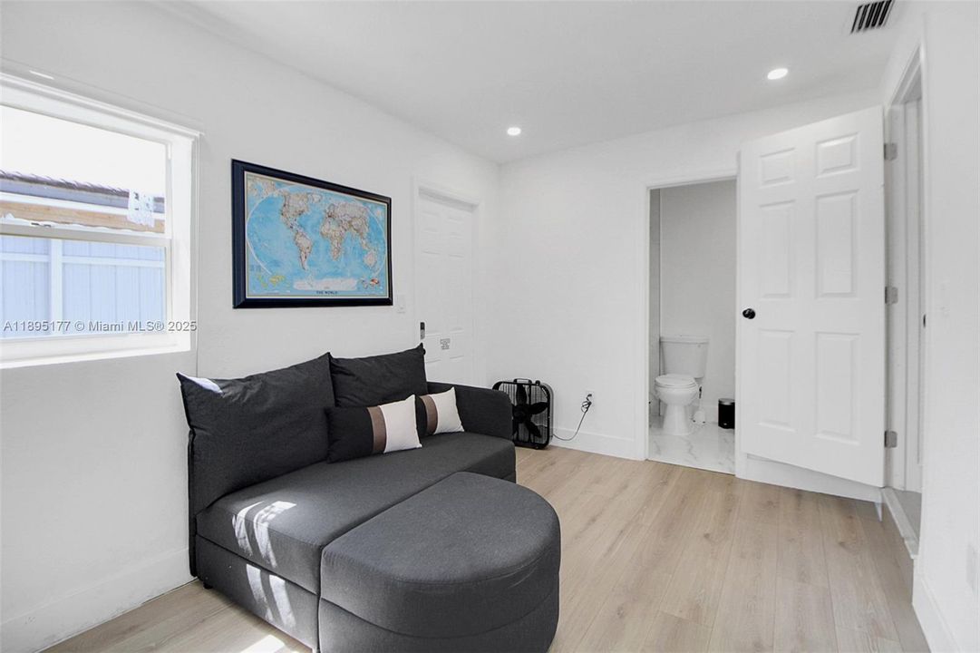 出租: $6,500 (5 贝兹, 4 浴室, 2094 平方英尺)