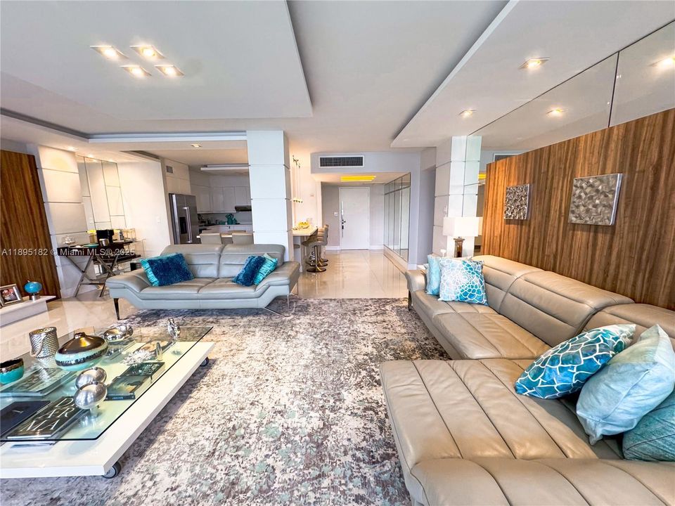 合同活跃: $5,250 (2 贝兹, 2 浴室, 1520 平方英尺)