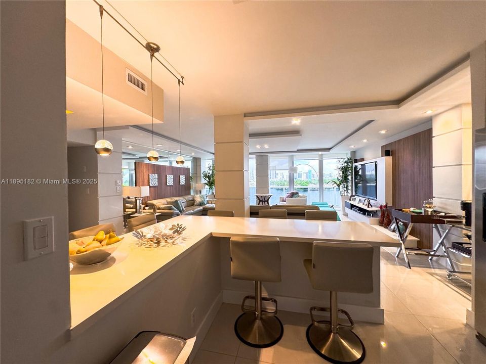 合同活跃: $5,250 (2 贝兹, 2 浴室, 1520 平方英尺)