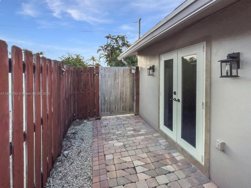 合同活跃: $3,800 (3 贝兹, 2 浴室, 1270 平方英尺)