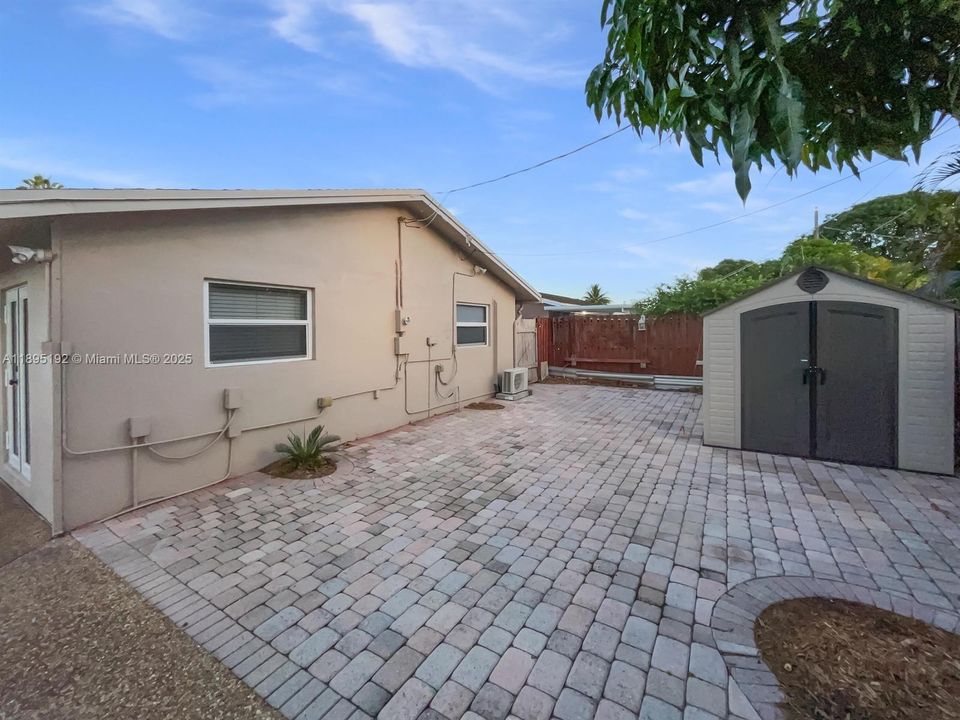 合同活跃: $3,800 (3 贝兹, 2 浴室, 1270 平方英尺)