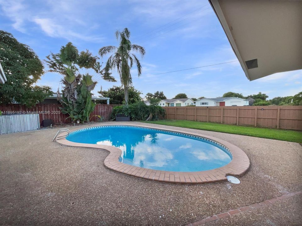 合同活跃: $3,800 (3 贝兹, 2 浴室, 1270 平方英尺)