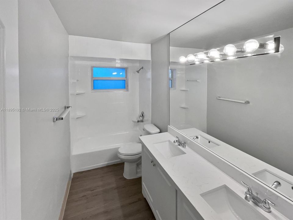 合同活跃: $3,800 (3 贝兹, 2 浴室, 1270 平方英尺)