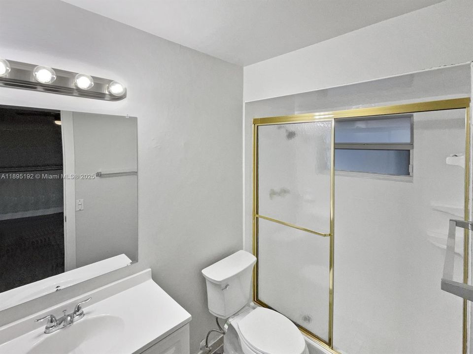 合同活跃: $3,800 (3 贝兹, 2 浴室, 1270 平方英尺)