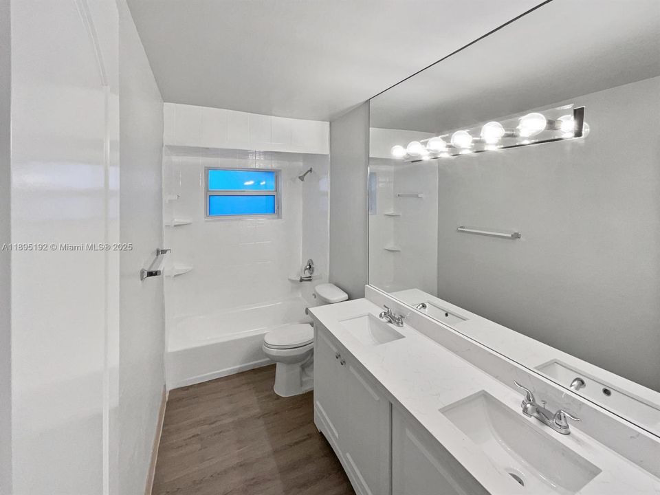 合同活跃: $3,800 (3 贝兹, 2 浴室, 1270 平方英尺)