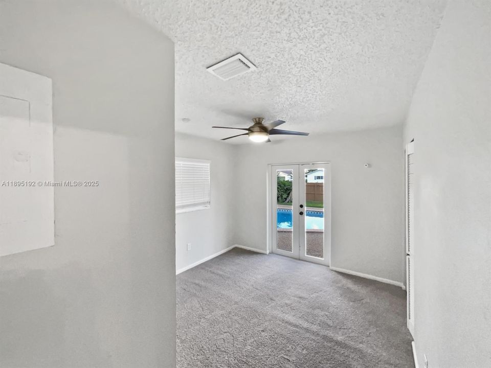 合同活跃: $3,800 (3 贝兹, 2 浴室, 1270 平方英尺)