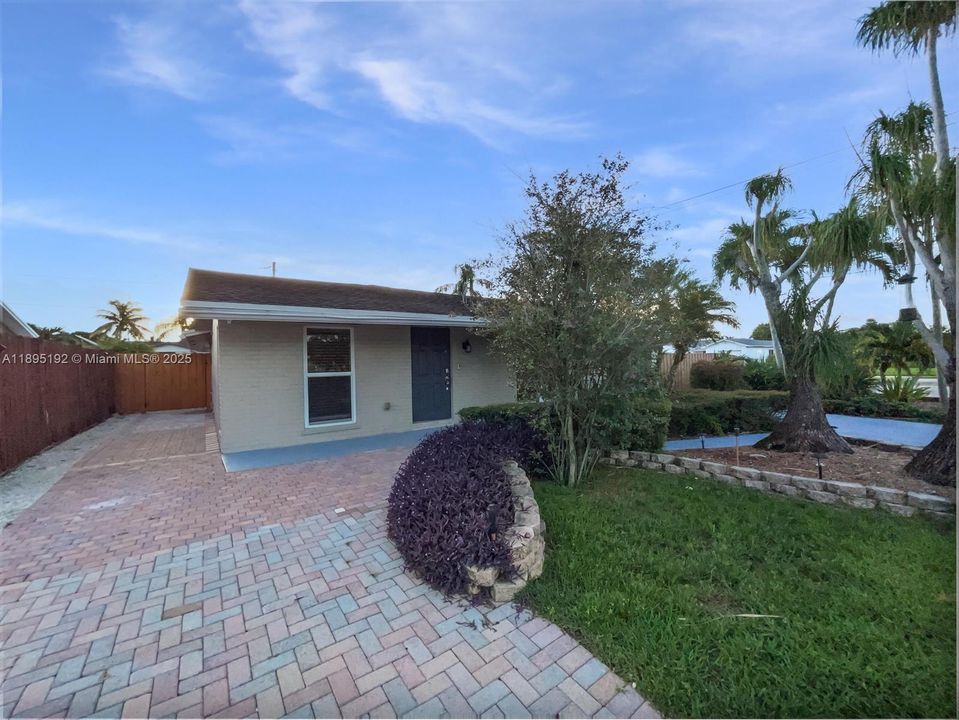 合同活跃: $3,800 (3 贝兹, 2 浴室, 1270 平方英尺)