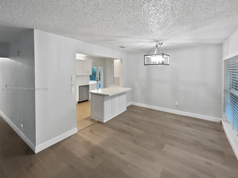 合同活跃: $3,800 (3 贝兹, 2 浴室, 1270 平方英尺)