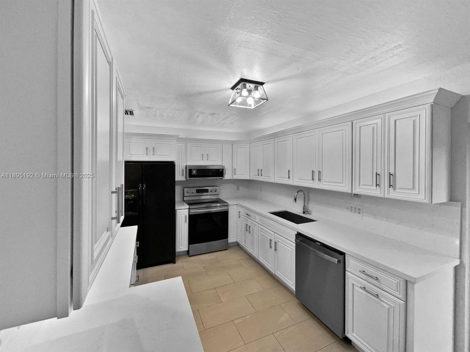 合同活跃: $3,800 (3 贝兹, 2 浴室, 1270 平方英尺)