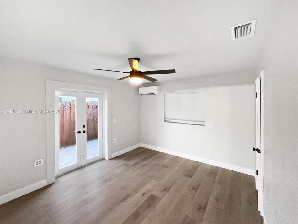 合同活跃: $3,800 (3 贝兹, 2 浴室, 1270 平方英尺)