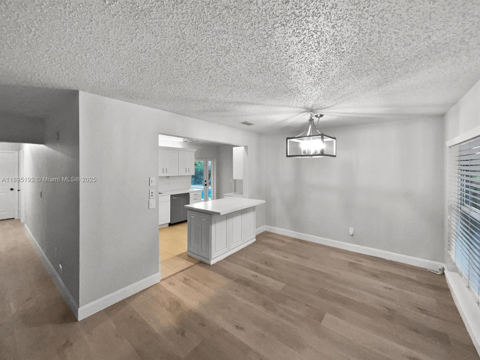 合同活跃: $3,800 (3 贝兹, 2 浴室, 1270 平方英尺)