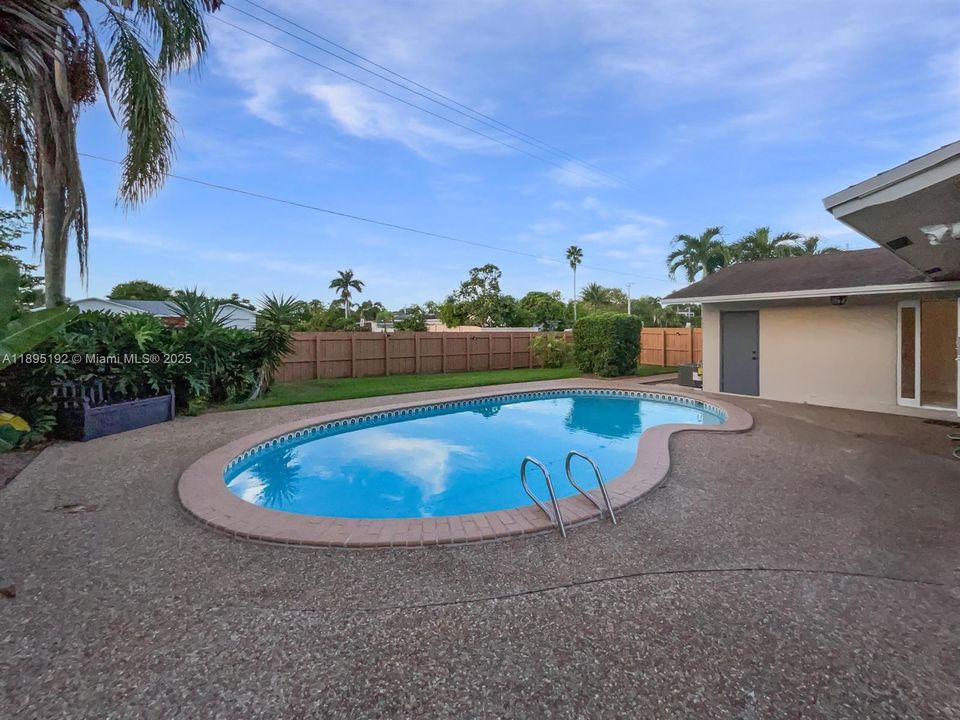 合同活跃: $3,800 (3 贝兹, 2 浴室, 1270 平方英尺)