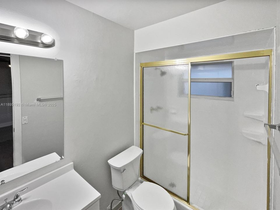 合同活跃: $3,800 (3 贝兹, 2 浴室, 1270 平方英尺)