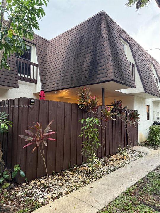 合同活跃: $300,000 (3 贝兹, 2 浴室, 1422 平方英尺)