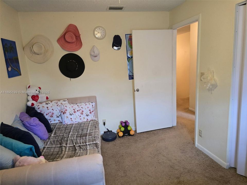 合同活跃: $300,000 (3 贝兹, 2 浴室, 1422 平方英尺)