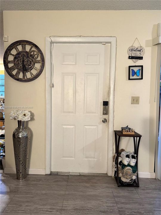 合同活跃: $300,000 (3 贝兹, 2 浴室, 1422 平方英尺)