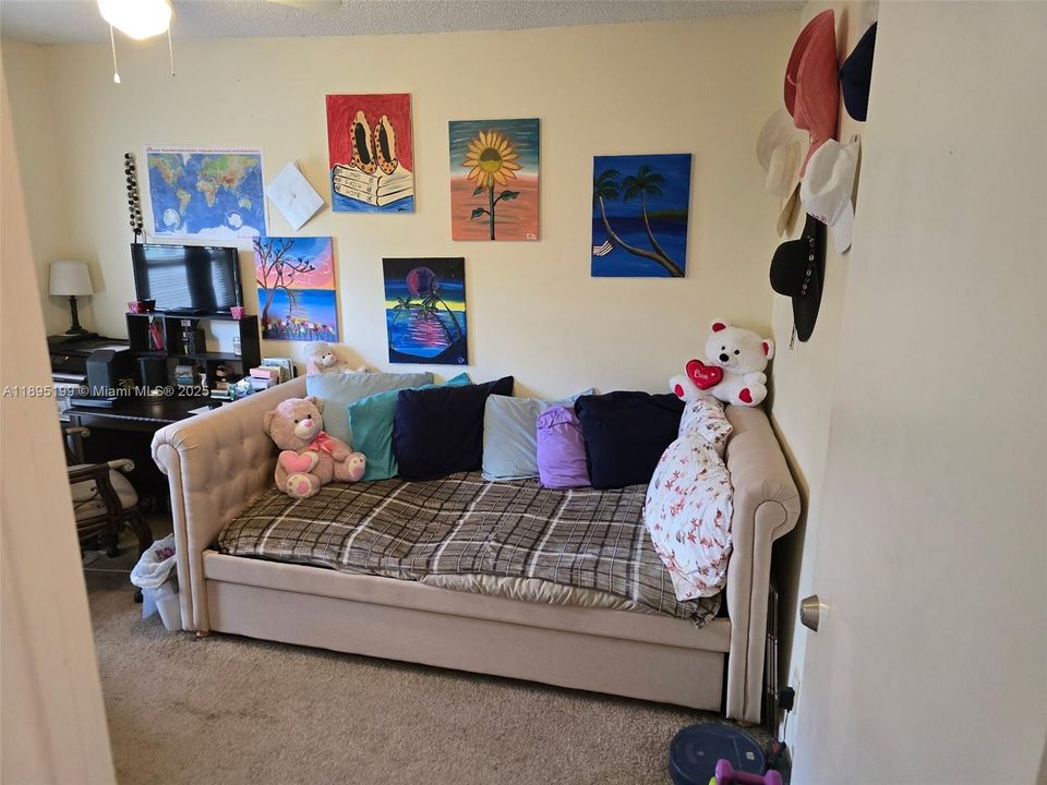 合同活跃: $300,000 (3 贝兹, 2 浴室, 1422 平方英尺)