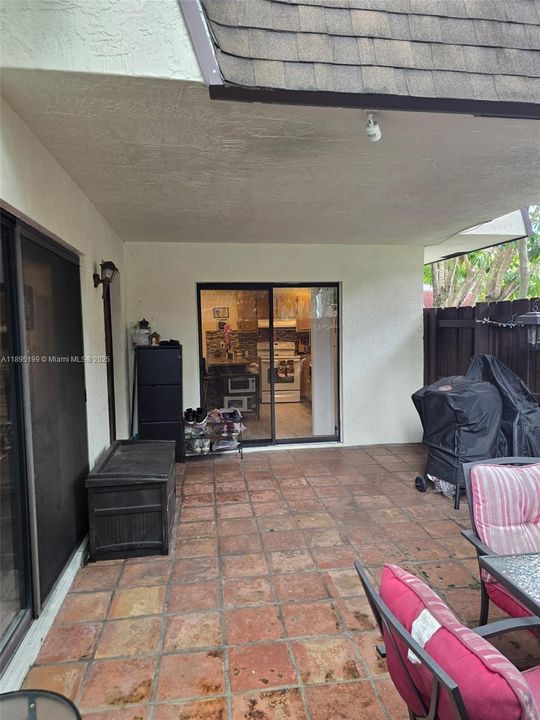 合同活跃: $300,000 (3 贝兹, 2 浴室, 1422 平方英尺)