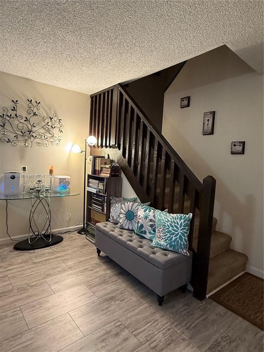 合同活跃: $300,000 (3 贝兹, 2 浴室, 1422 平方英尺)